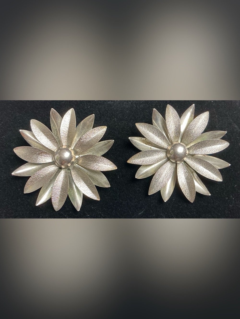 1970’s Beautiful vintage mid-century modern botanical daisy clip-on earrings.